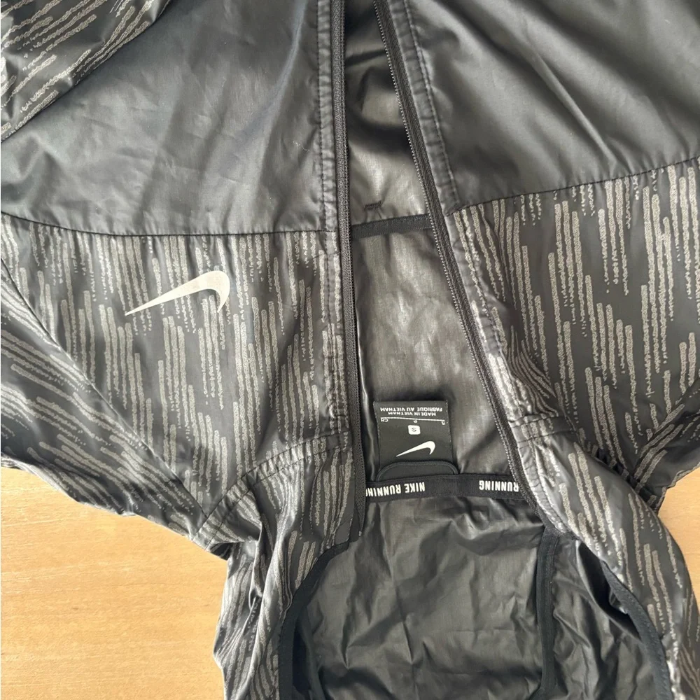 Nike Women's Shield Flash Running Reflective Zip Up Black Gray Jacket, Sz Small